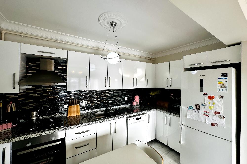 ÜSKÜDARIN KALBİNDE EŞSİZ DENİZ MANZARALI SATILIK 2+1 DAİRE