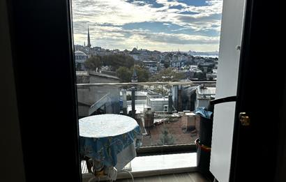 ÜSKÜDARIN KALBİNDE EŞSİZ DENİZ MANZARALI SATILIK 2+1 DAİRE