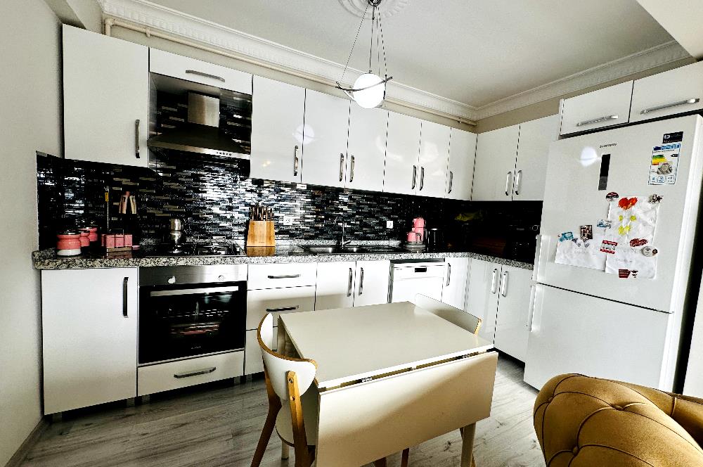 ÜSKÜDARIN KALBİNDE EŞSİZ DENİZ MANZARALI SATILIK 2+1 DAİRE