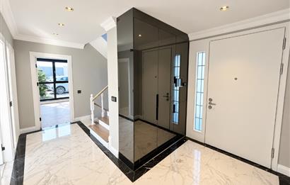 MODERN MİMARİSİ ÖZEL BAHÇESİ VE PRETİJLİ TASARIMLI SATILIK VİLLA