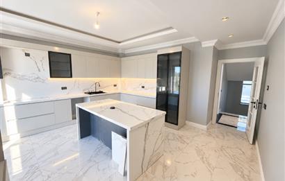 MODERN MİMARİSİ ÖZEL BAHÇESİ VE PRETİJLİ TASARIMLI SATILIK VİLLA