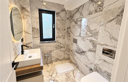 MODERN MİMARİSİ ÖZEL BAHÇESİ VE PRETİJLİ TASARIMLI SATILIK VİLLA