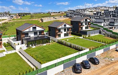 MODERN MİMARİSİ ÖZEL BAHÇESİ VE PRETİJLİ TASARIMLI SATILIK VİLLA