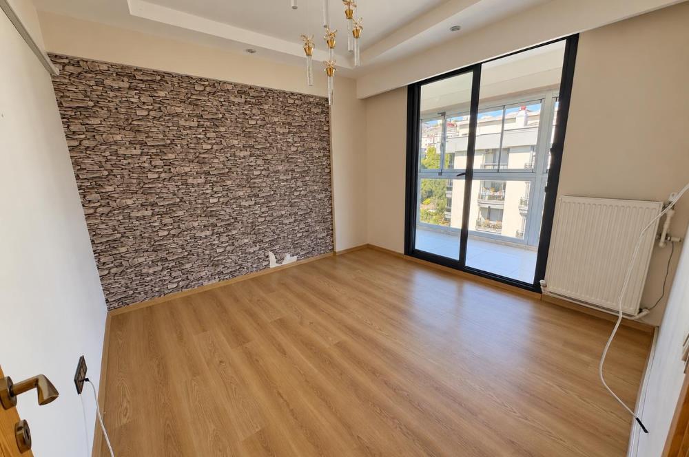 Bornova Evka3 Gültekin Konaklarında Orman Manzaralı Satılık 4+1