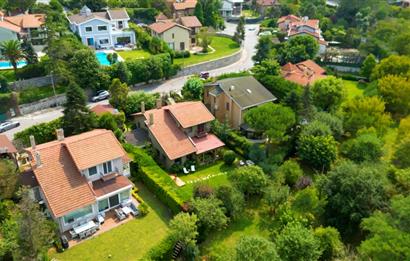 Zekeriyaköy Vişne 3'te Geniş Bahçeli Şömineli Müstakil 5+1 Villa