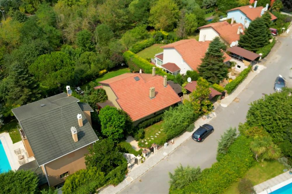 Zekeriyaköy Vişne 3'te Geniş Bahçeli Şömineli Müstakil 5+1 Villa