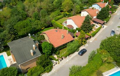 Zekeriyaköy Vişne 3'te Geniş Bahçeli Şömineli Müstakil 5+1 Villa