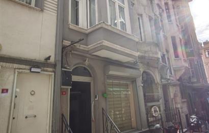 İSTİKLAL CADDESİNE YAKIN DEVREN KİRALIK 9 ODALI BİNA