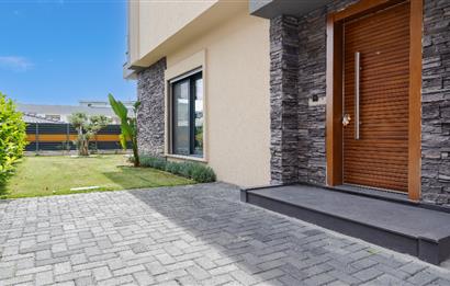 Çiğli Aydınlıkevler Asil Yaşamda Özel Bahçeli Lüks Villa