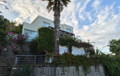 BODRUM GÜNDOĞANDA ÖZEL PLAJLI SİTEDE SATILIK TRİPLEKS VİLLA