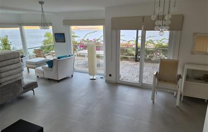BODRUM GÜNDOĞANDA ÖZEL PLAJLI SİTEDE SATILIK TRİPLEKS VİLLA