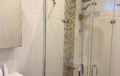 BODRUM GÜNDOĞANDA ÖZEL PLAJLI SİTEDE SATILIK TRİPLEKS VİLLA