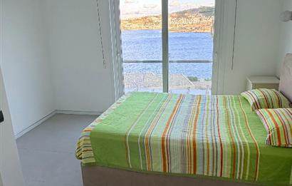 BODRUM GÜNDOĞANDA ÖZEL PLAJLI SİTEDE SATILIK TRİPLEKS VİLLA