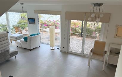 BODRUM GÜNDOĞANDA ÖZEL PLAJLI SİTEDE SATILIK TRİPLEKS VİLLA