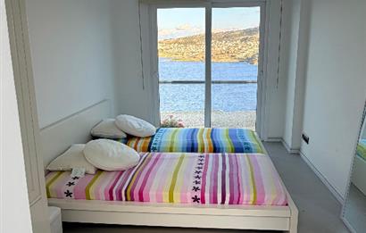 BODRUM GÜNDOĞANDA ÖZEL PLAJLI SİTEDE SATILIK TRİPLEKS VİLLA