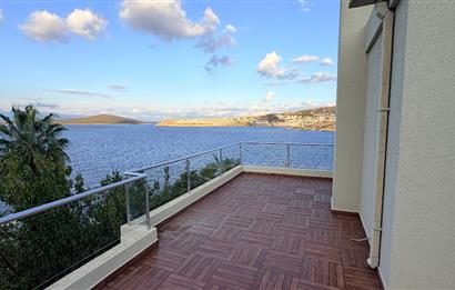 BODRUM GÜNDOĞANDA ÖZEL PLAJLI SİTEDE SATILIK TRİPLEKS VİLLA
