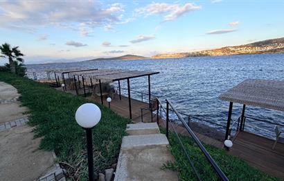 BODRUM GÜNDOĞANDA ÖZEL PLAJLI SİTEDE SATILIK TRİPLEKS VİLLA
